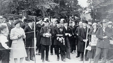 Jean Moulin lors d'une inauguration en Bretagne